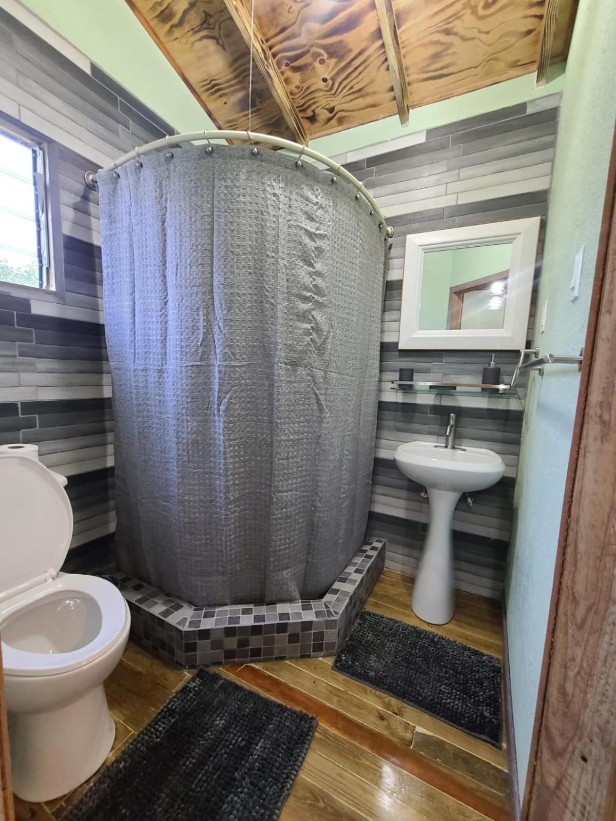 Bed and Breakfast Tuquil-Ha Ladyville Екстер'єр фото