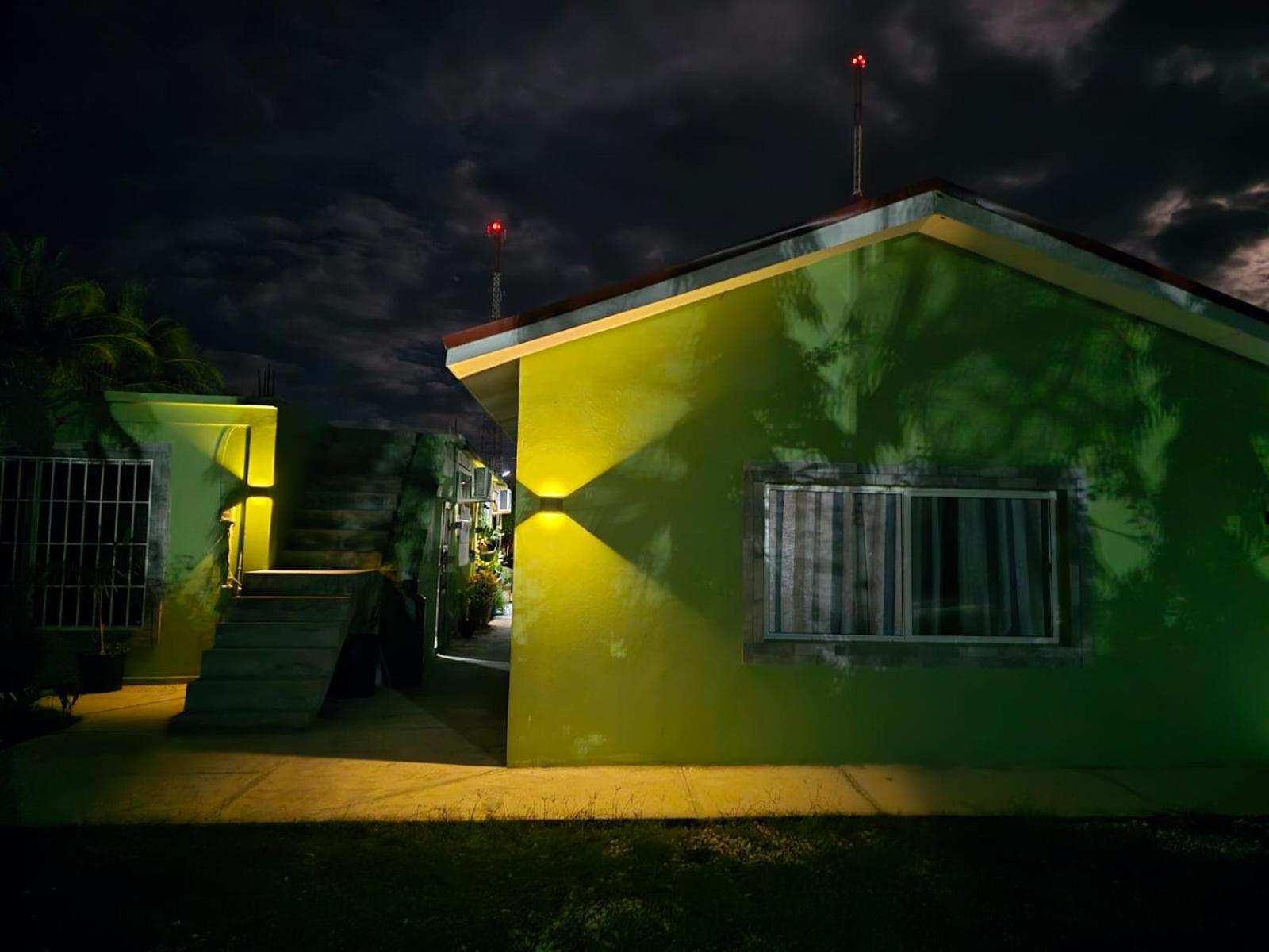 Bed and Breakfast Tuquil-Ha Ladyville Екстер'єр фото
